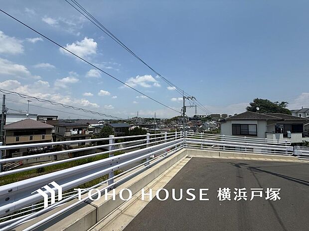 【Frontal road】忙しく過ぎゆく日常を置き去るほど、ゆったりした時間が流れる住環境。(2026年6月撮影)