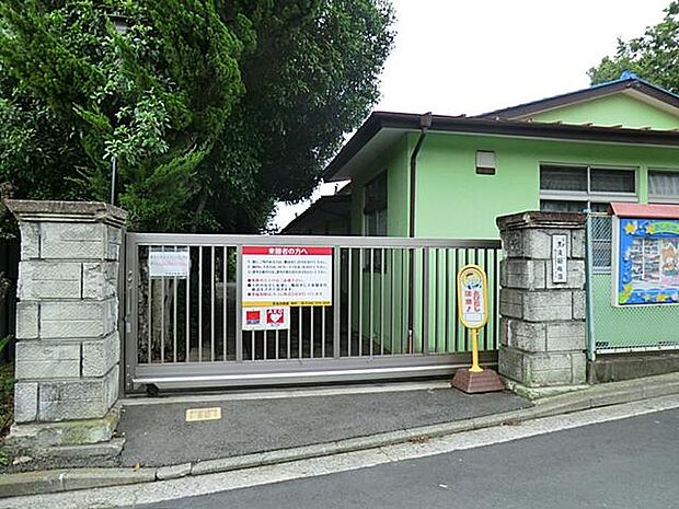 黒滝幼稚園まで約750m。豊かな自然に囲まれた幼稚園です。泥遊びや虫捕りなど、実体験を通した「のびのび教育」を実践。子どもたちの主体性と健やかな心身を育んでいます。