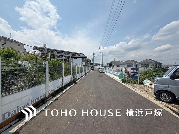 【Frontal road】落ち着きのある閑静な住宅街に佇む邸宅なので、ゆったりお住まいいただけます。(2026年6月撮影)