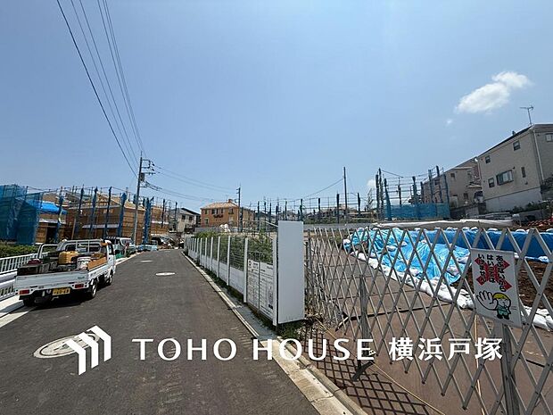 【Frontal road】周辺に建ち並ぶ邸宅も落ち着いた雰囲気を醸し出している邸宅街の一角。（2026年6月撮影）