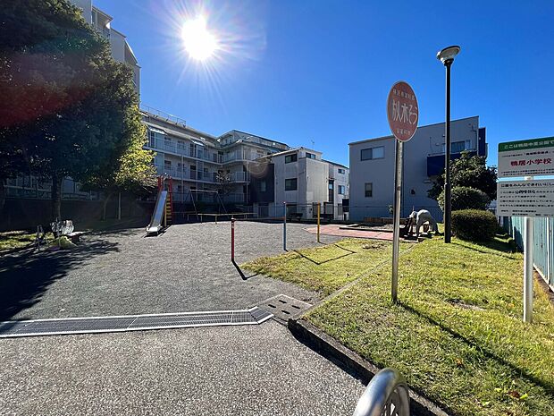 鴨居中里公園まで約280m。住宅街にある落ち着いた雰囲気の公園。遊具や広場が整備され、子どもの遊び場や散歩、ちょっとした休憩など、地域の憩いの場として親しまれています。