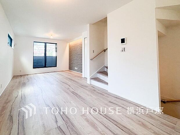 「Living room」一日の中で多くの時間を過ごすことになる住まいだからこそ、いつも穏やかな空間であるように心掛けています。構成する建材などへの配慮が、住まう方の健康を守ります。(2号棟)