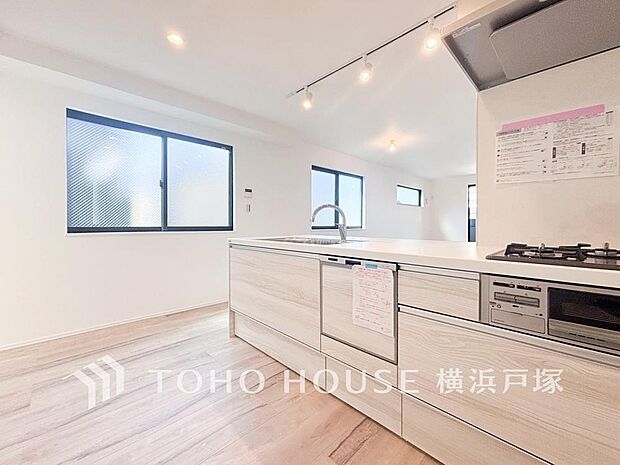「Kitchen」手元の収納から、足元の収納までが全てスライド式で、奥のスペースまで有効に活用できます。奥まで上から見渡せるので、たまにしか使わない調理器具もサッと取出せます。(2号棟)