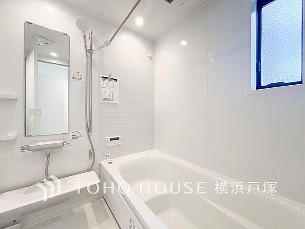 「Bathroom」快適な使い心地とゆとりある空間が1日の疲れを解きほぐすバスルーム。空間も浴槽もゆったりのびのび使えるゆとり設計。広く感じるゆとり設計で快適なリラックスタイムを過ごせます。(2号棟)