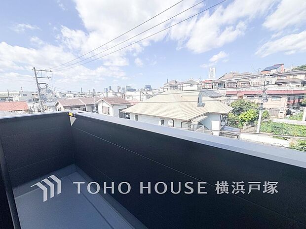 「Balcony」気持ちのいい空が見渡せる広いバルコニー。爽やかな風を感じて、心躍る素敵な暮らしがはじまります。(2号棟)