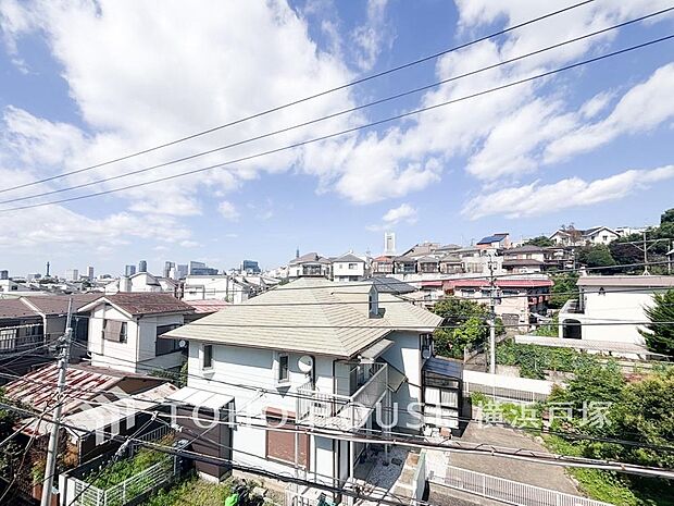 「View」開放感があり、遮るものもなく気持ちのいい景色が広がります。お部屋にも爽やかな風と暖かく柔らかな日差しが差し込み、毎日の暮らしを豊かに彩ります。(2号棟)