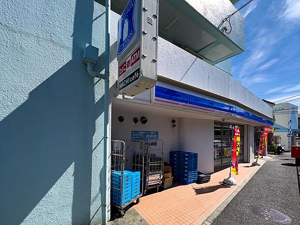 飲食料品や生活雑貨を取り揃え、周辺住民や通勤・通学者に便利なサービスを提供しています。ATMや宅配便受付などもあり、地域の暮らしをサポートしています。