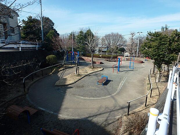 こどもログハウスのある公園。施設室内全体がアスレチックになっていて雨の日も楽しく遊べます。図書コーナーもあります。幼児~中学生まで利用できます。