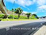 外観：「Frontal road」家の良し悪しだけでなく周辺環境も重要なポイント。それは月日が経つ事で「近くにあるもの」から「家の財産」へとイメージが変わってくる事を身体が理解しているからだと思います。