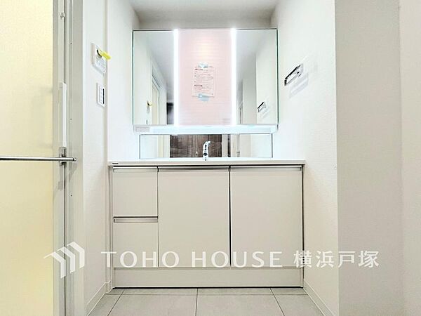 【Powder room】平日の朝であっても、落ち着きとくつろぎを感じられる。歯磨き粉が行方不明になるようなごちゃごちゃ感も解消。コーディネートされた空間で気持ちよく身だしなみを整えられます。