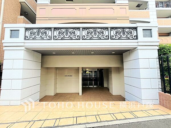 【Entrance】上質感漂うエントランス。めまぐるしく過ぎ行く日々の中でゆったりとした休息と癒しを提供してくれる。