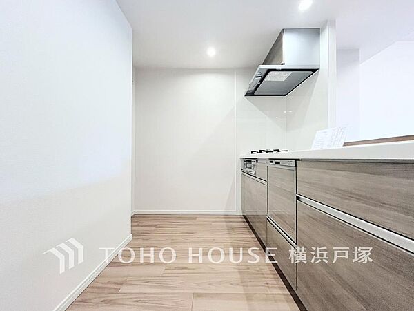 【Kitchen】家事動線やリビングとのつながりに配慮し、食事の準備や片付けなどの家事を楽しくするキッチンスペースに仕上げました。毎日使う場所だから気持よく使えて、居心地の良い空間に。