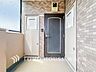 玄関：【Entrance】居住者の帰り、訪れる方を優しく迎え、安らぎに満ちた生活空間を予感させる。健やかな暮らしを楽しめそう。