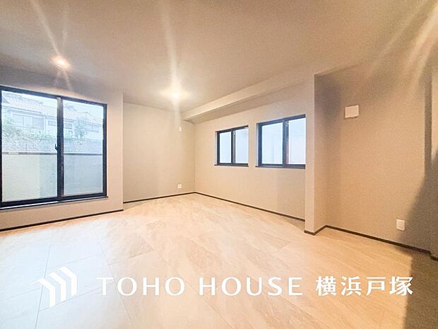 【Living room】広々としたリビングダイニングは、シックでモダンな内装。落ち着いた雰囲気に包まれて、伸びやかな空間の中で、ゆったりと家族団らんのひとときを過ごせます。
