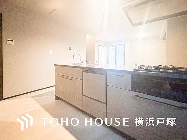 【Kitchen】手元の収納から、足元の収納までが全てスライド式で、奥のスペースまで有効に活用できます。奥まで上から見渡せるので、たまにしか使わない調理器具もサッと取出せます。