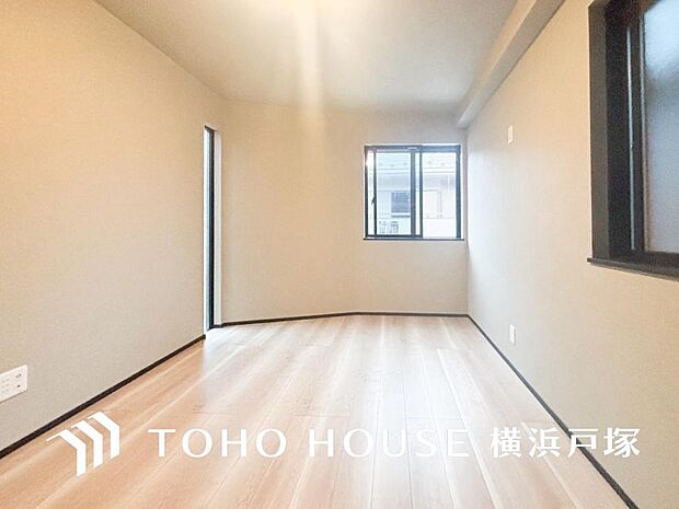 【Room】大きな窓からたっぷりと陽光が注がれる明るい空間。家族の成長に対応できる永住仕様の間取り。時を忘れて過ごす場所として過ごせるお部屋。