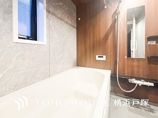 【Bathroom】快適な使い心地とゆとりある空間が1日の疲れを解きほぐすバスルーム。空間も浴槽もゆったりのびのび使えるゆとり設計。広く感じるゆとり設計で快適なリラックスタイムを過ごせます。