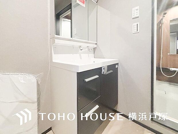 【Powder room】洗面台にはシャワーヘッド付。シャワーヘッドが伸びるので、洗髪はもちろん花瓶や加湿器へも水入れや、汚れがたまりやすいシンクの隅々まで綺麗に洗えて便利。