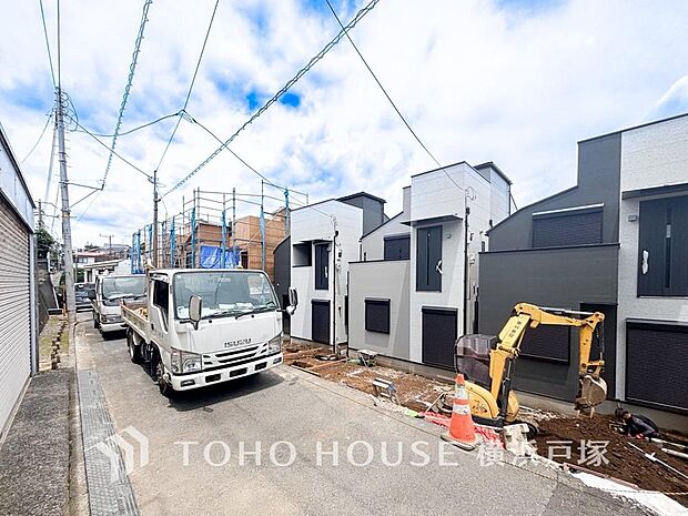【Frontal road】洗練されたデザインが映える外観。街並みに溶け込みながらも、圧倒的な存在感を放ちます