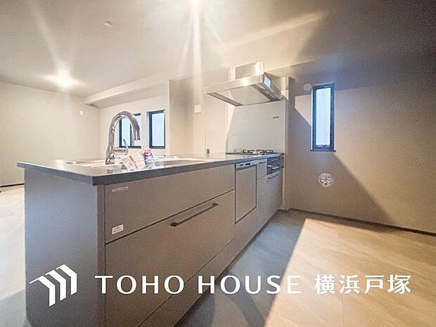 【Kitchen】ご家族みんなで調理ができる位のスペースを実現したキッチン空間となっております。みんなで作った料理を召し上がりながらの会話は、どのような物になるのでしょうか。