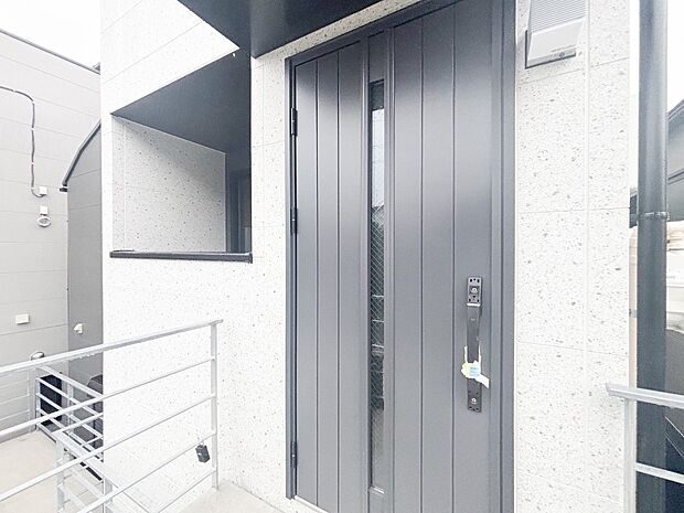 【Entrance】清潔感溢れる玄関がお出迎えする本邸宅の物語は、ここから始まる日常を期待させます。この場所には「希望」と「優越」で包み込んでくれる「特別」な空間があります。(写真A棟)