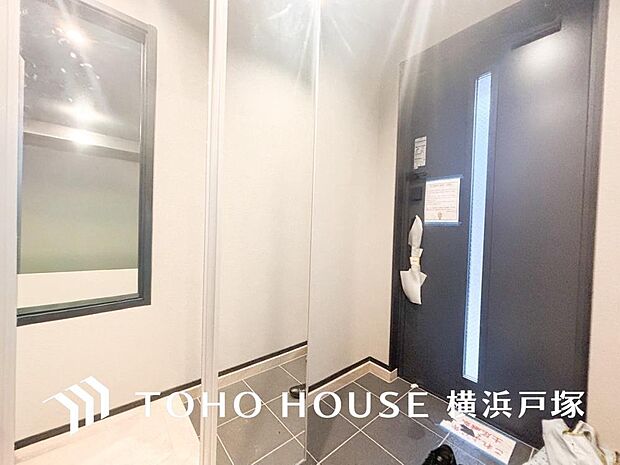 【Entrance】居住者の帰り、訪れる方を優しく迎え、やすらぎに満ちた生活空間を予感させる。健やかな暮らしを楽しめそう。(写真A棟)