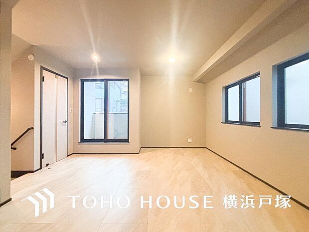 【Living room】ご家族やお客様との時間等、多くの時を刻む空間。何気なく過ぎる時でさえも上質な一時となる快適な空間を。(写真A棟)