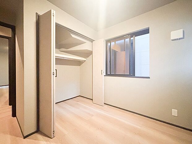 【Storage】お客様の求める本当の“住み心地”とは何なのか。そのための一手間一工夫を惜しみません。街並みや周辺の環境に呼応しながら、美しくそして毎日の暮らしを考慮した機能性の高い住まい(写真A棟)