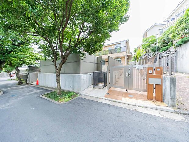 菊名こども園(750m)認可保育園。「こどもの森グループ」の一員で、「自分の子どもを入れたい園。子どもが楽しく、より発達できる園を!」を理念に掲げています。