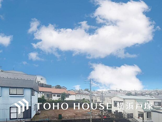 【View】開放感があり、遮るものもなく気持ちのいい景色が広がります。お部屋にも爽やかな風と暖かく柔らかな日差しが差し込み、毎日の暮らしを豊かに彩ります。(写真A棟)
