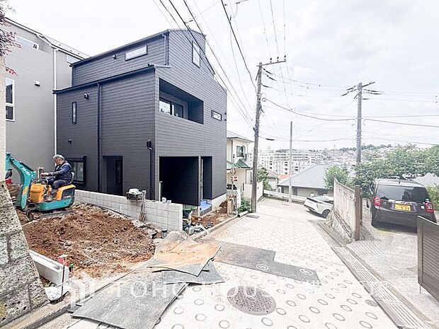 【Frontal road】開放感あふれる街並みに包まれ、心地よい陽光が住まいを彩る穏やかな住環境です。(A号棟 2026年6月撮影)