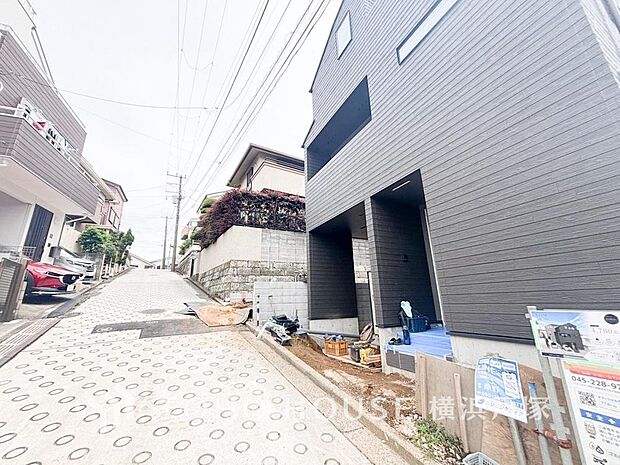 【Frontal road】忙しく過ぎゆく日常を置き去るほど、ゆったりした時間が流れる住環境。(A号棟 2026年6月撮影)