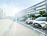 駐車場：【Car space】ゆったりとした駐車スペースを確保いたしましたので、大きめのお車でも駐車可能です。空き状況は随時ご確認ください