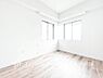 子供部屋：【Room】採光もアクセントの一つとして。プライベートルームにはやさしい光が射し込んでいて、この明るい好みの空間で読書をしたり、音楽を聞いたりと一人の時間も充実したものにできます。