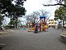 周辺：住宅街の中にある自然豊かな公園。お子様の遊具や、ひとやすみできるベンチや木陰があります。