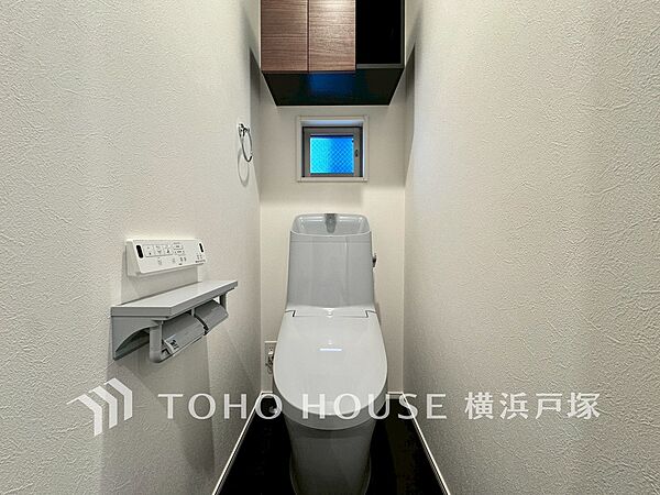 【Toilet】いつまでも清潔な空間であって頂けますように、目に留まるだけではなく、汚れをふき取り易いフロアと壁紙をチョイス致しました。毎日の生活を快適にお過ごし頂けますよう、落ち着いた雰囲気です。