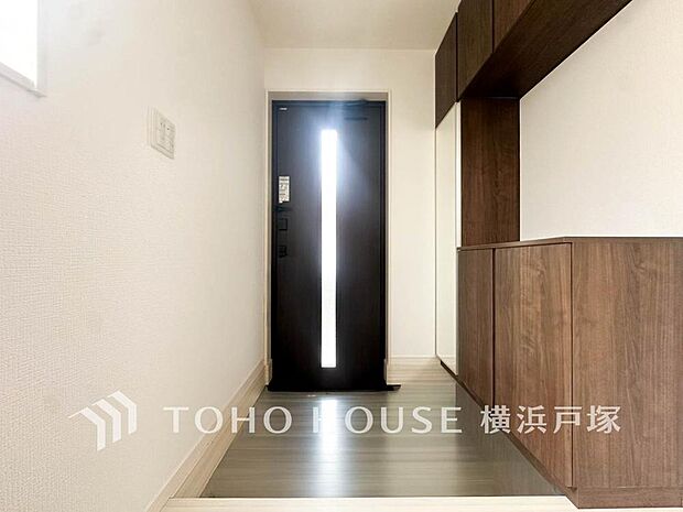 「Entrance」清潔感溢れる玄関がお出迎えする本邸宅の物語は、ここから始まる日常を期待させます。この場所には「希望」と「優越」で包み込んでくれる「特別」な空間があります。