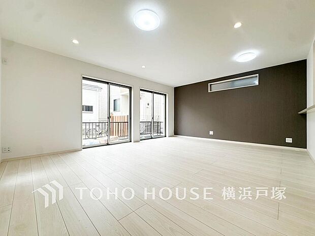 「Living room」明るく開放的な空間が広がるLDK。室内には豊かな陽光が注ぎ込み、爽やかな住空間を演出。ホームパーティーでもゲストと一緒に料理を楽しみながら楽しい時間を過ごせそう。