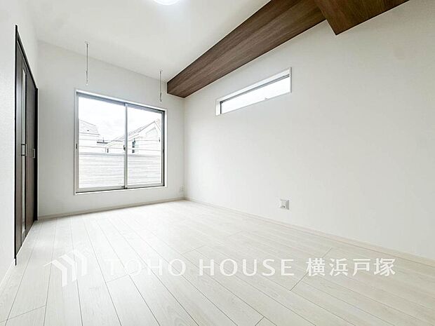 「Room」大きな窓からは快適な光を取り入れ、通気性能を上げる事で居心地の良い空間を演出します。多くの時間を過ごす住まいだからこそ、いつも快適な場所であるように心掛けています。