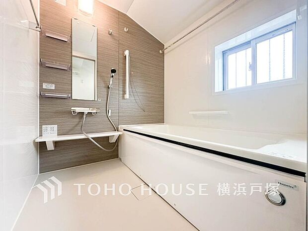 「Bathroom」1日の疲れを癒すバスルームは、心地よいリラックスを叶える清潔感溢れる美しい空間です。心からゆったりと寛いでいただけるよう、ゆとりのスペースを確保してます。