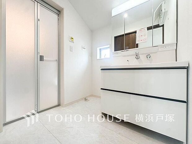 「Powder room」落ち着いた空間を演出するカラーと、ゆったり落ち着いてお使い頂ける広さが魅力のパウダールーム。居室からも独立しており、プライベート空間を保ちます。