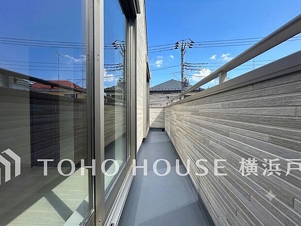 「Balcony」暮らしの中で光と風を演出してくれるバルコニー、見事なまでの開放的な空間を演出しながら、プライベート性も確保された空間は我が家の自慢です。