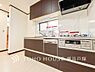 キッチン：ご家族みんなで調理ができる位のスペースを実現したキッチン空間となっております。