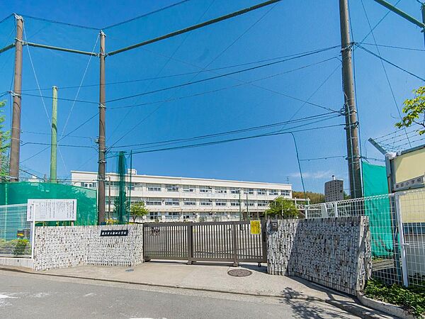 横浜市立都田小学校まで約1100m。