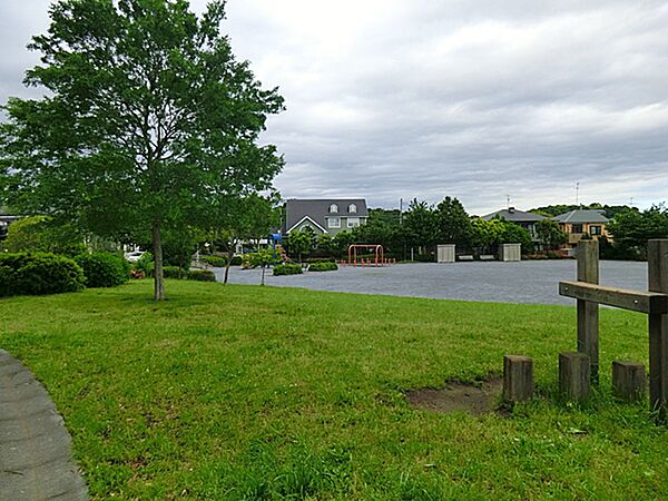 池辺町不動原公園まで約1700m。住宅街にある身近な公園。遊具や広場が整備され、お子さまの遊び場や散歩、気分転換など日常的に利用しやすい憩いの空間です。