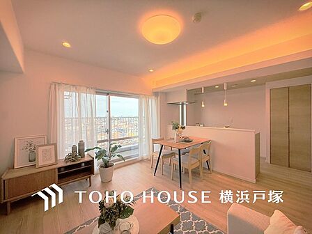「Living room」一日の中で多くの時間を過ごすことになる住まいだからこそ、いつも穏やかな空間であるように心掛けています。構成する建材などへの配慮が、住まう方の健康を守ります。