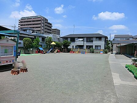 大和小鳩幼稚園まで約1000ｍ。子ども主体の「遊びと生活」を重視した保育を実践し、自ら考え、感じ、学ぶ力を育んでいます。職員全員で園児を見守るアットホームな雰囲気が特徴です。