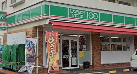 ローソンストア100大和中央2丁目店まで約50m。生鮮食品や日用品、100円商品を24時間購入できる便利な店舗。駅からも近く、急な買い物にも利用しやすいコンビニです。