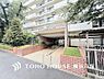 エントランス：【Entrance】上品で清潔感があるエントランスは住人やゲストを迎え入れ、そして送り出す場にふさわしい上質な空間です。プライベート感が高まるシックな装いのエントランス。