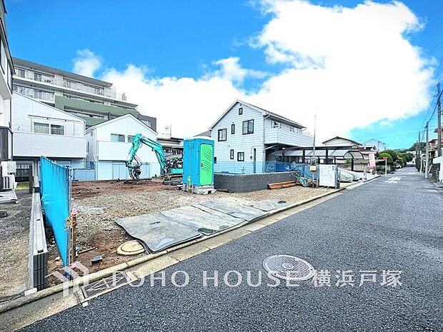 【Frontal road】街並みの風景に包み込まれながら、瀟洒な印象も湛えて佇みます。(2026.6)